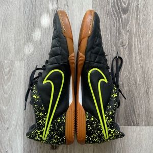 Nike tiempo indoor soccer shoes size 11.5